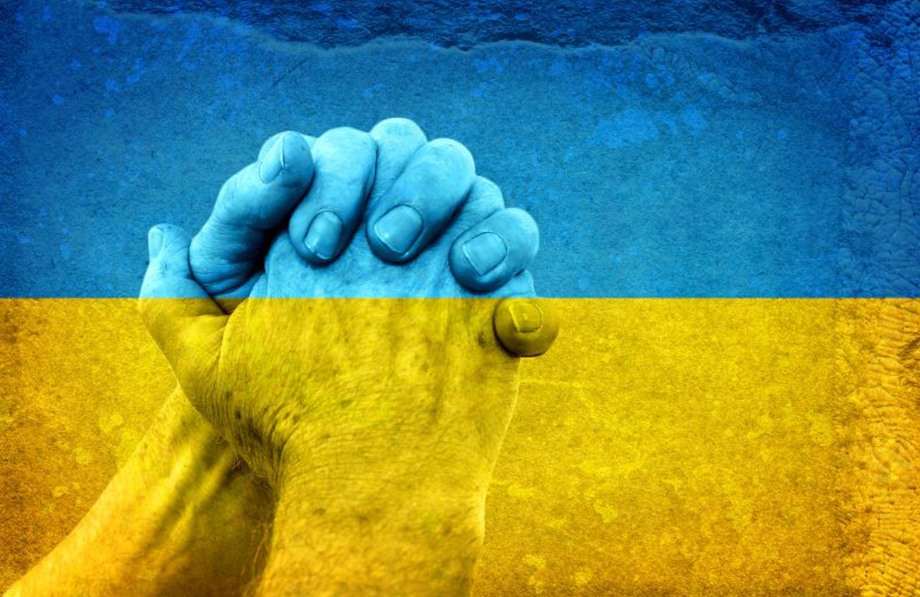 Hände mit Ukraine Flagge