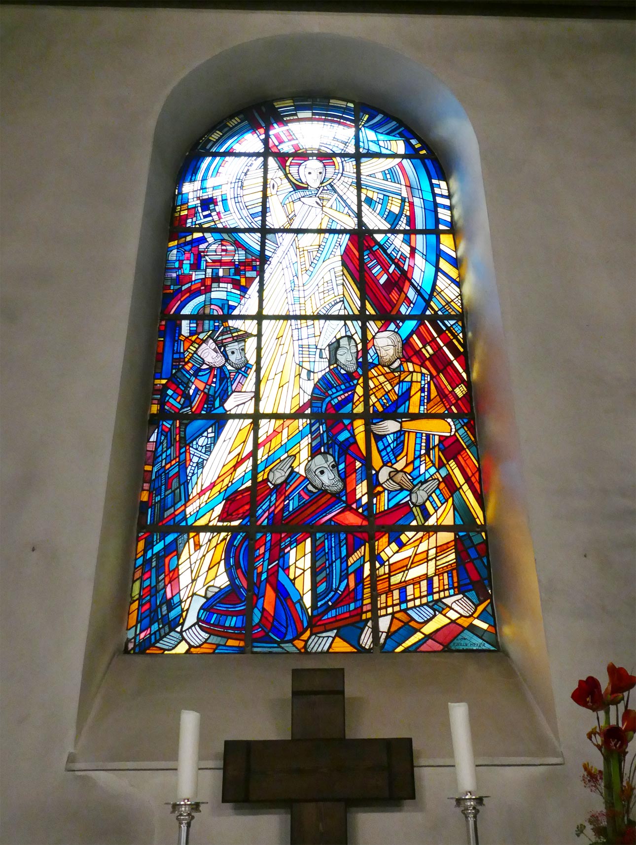 Eines der drei modernen Fenster von K. Willy Heyer im Altarraum